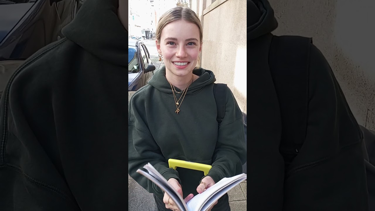 BEIJEI LIDO POR UMA JOVEM  INGLÊS 