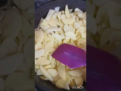 Жарю картошечку на шкварках и мойву в духовке #жаренаякартошка #картошка#мойва #мойвавдуховке #ужин