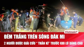Thót tim: Hai người kẹt giữa dòng lũ cả đêm, cứu hộ bơi thuyền vượt nước xiết giải cứu