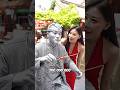 Omul statuie care nu se mișcă 😮