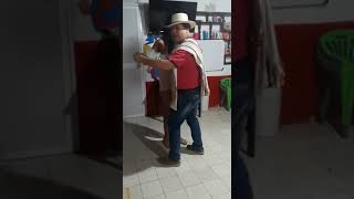 Padre E Hija Dando Cátedra De Baile.