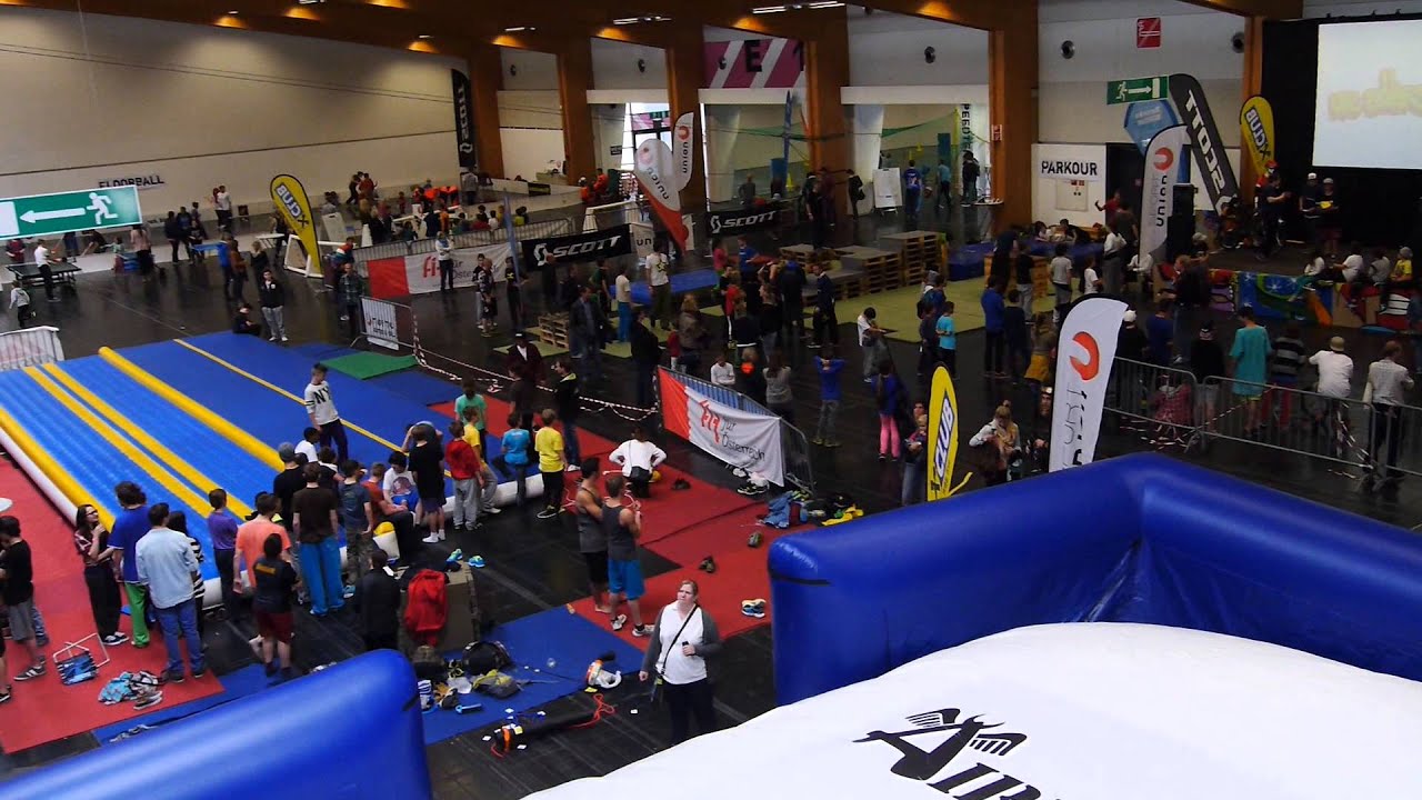 StyleFly U-Tour - Airbag Jumping || Innsbruck