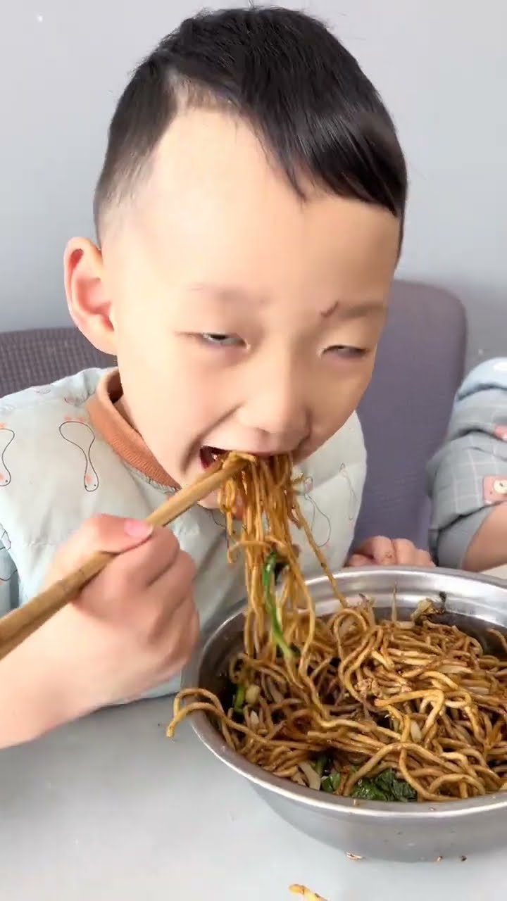 My sons want to eat fried noodles again. Let's start feeding the pigs today. Xiaowu and Dada als