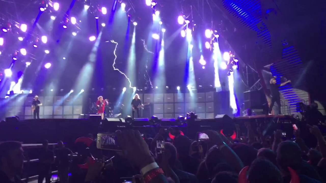 AC/DC - Thunderstruck Live At Wrigley Field! - YouTube