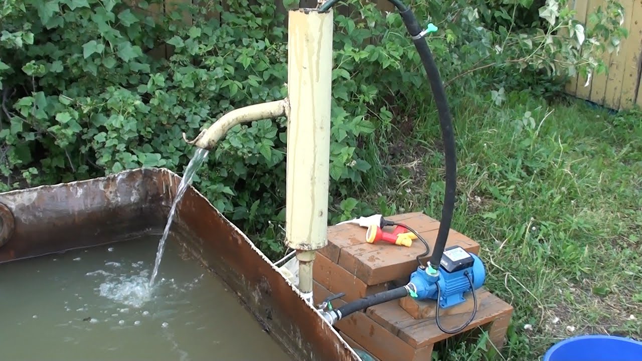 Можно поливать водой из скважины. Скважина на воду на даче. Ручная колонка для скважины. Ручная водяная колонка. Насос для дачи.