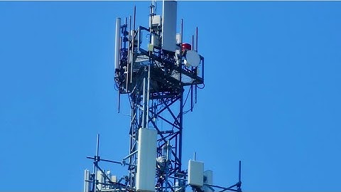 A cell tower in Union, MO with an FH-307 red xenon strobe 