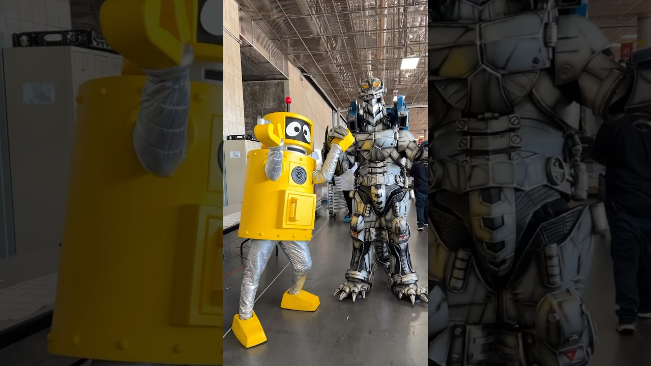 MechaGodzilla meets Yo Gabba Gabba crew and actor Seth Green at SDCC 2024 #cosplayer #mechagodzilla