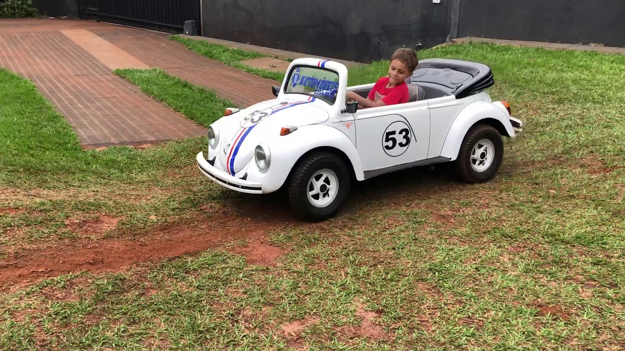 JL dirigindo o mini fusca