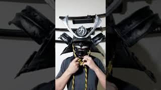 Vestindo Mempo E Kabuto Samurai