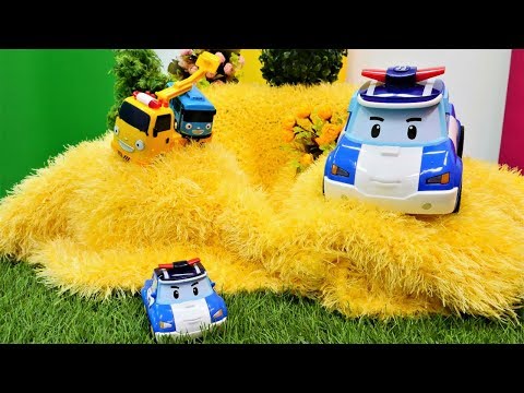 Araba oyunları. Robocar Poli Tayo'yu çukurdan çıkartıyor.