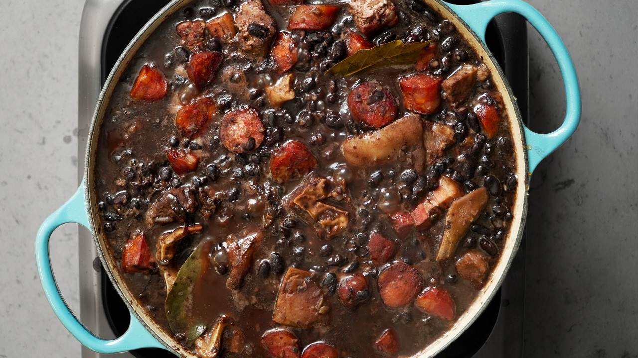 Фейжоада — бразильское рагу из чёрной фасоли и свинины