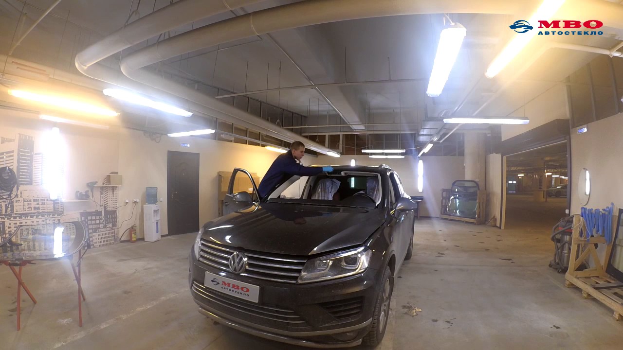 Замена лобового стекла на Volkswagen Tuareg в МВО Автостекло - YouTube