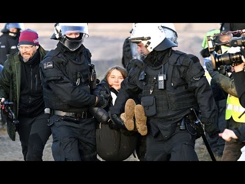 Protest in Lützerath: Greta Thunberg von der Polizei weggetragen