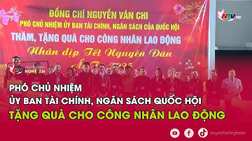 Phó Chủ nhiệm Ủy ban Tài chính, Ngân sách Quốc hội tặng quà cho công nhân lao động