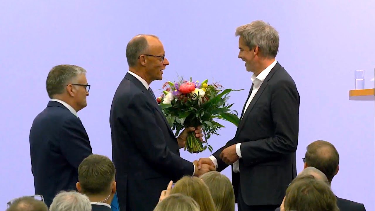 12.05.2025 - Friedrich Merz, Steffen Hebestreit und Stefan Kornelius - Amtsübergabe Bundespresseamt