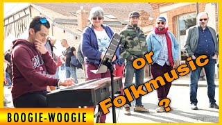 🔴 When a Boogie-Woogie pianist plays in a Folk music festival