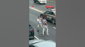 Nasty fight erupts on a busy Sydney road | 7NEWS
