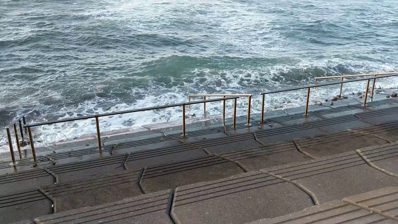 Cape Oma's Waves (Loud Wind, Mute Speakers)(2)