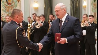 Лукашенко вручил награды семьям погибших героев. Панорама