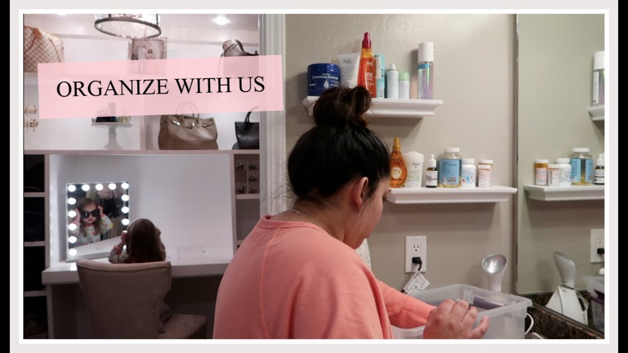 ORGANIZE MASTER BATHROOM WITH ME | DECLUTTERING MY BATHROOM - YouTube