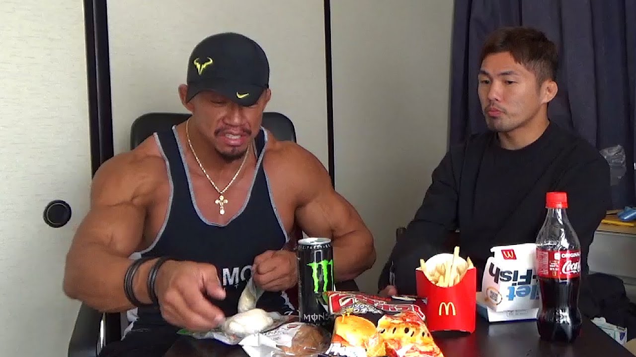 【ブチギレ？】減量末期のボディビルダーの前で食いまくったら‥