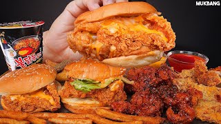 burger ve kızarmış tavuk, baharatlı erişte BURGERS 🍔 FRIED CHICKEN 🍗 FIRE NOODLE EATING ASMR MUKBANG