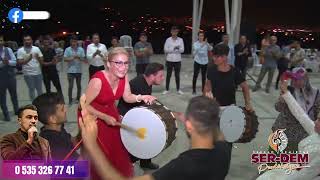 Geli̇ni̇n Annesi̇ Ölye Bi̇r Şey Yapti Ki̇. İzleyen Herkesi̇ Hayran Birakti.