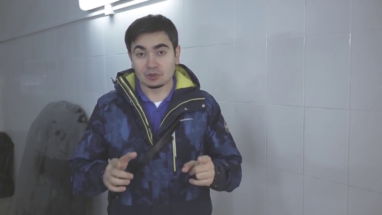 Баба ремонтирует авто