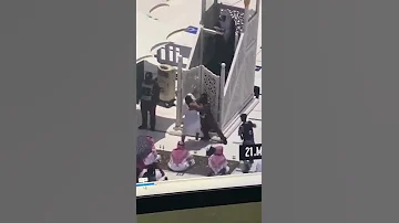 شخص يدعي انه المهدي المنتظر يهاجم منبر الحرم المكي والشرطة تتصدى له 