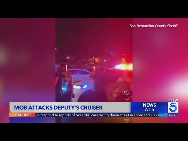 Video shows Southern California street mob attack deputy's cruiser class=