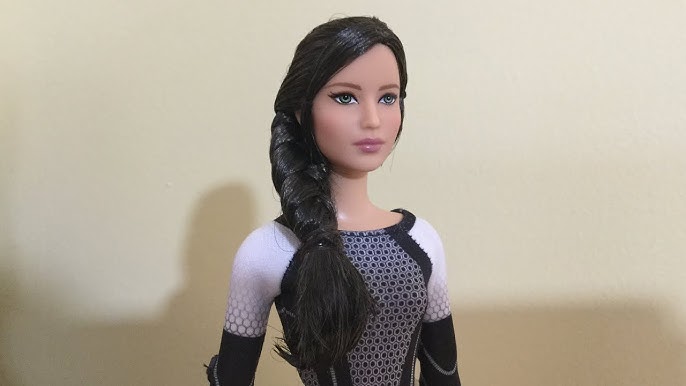 Boneca barbie collector effie trinket filme jogos vorazes mattel