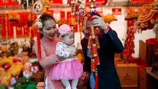 tin tuc sao viet_Gia đình Kim Hiền mặc đẹp đi chợ Tết ở Mỹ