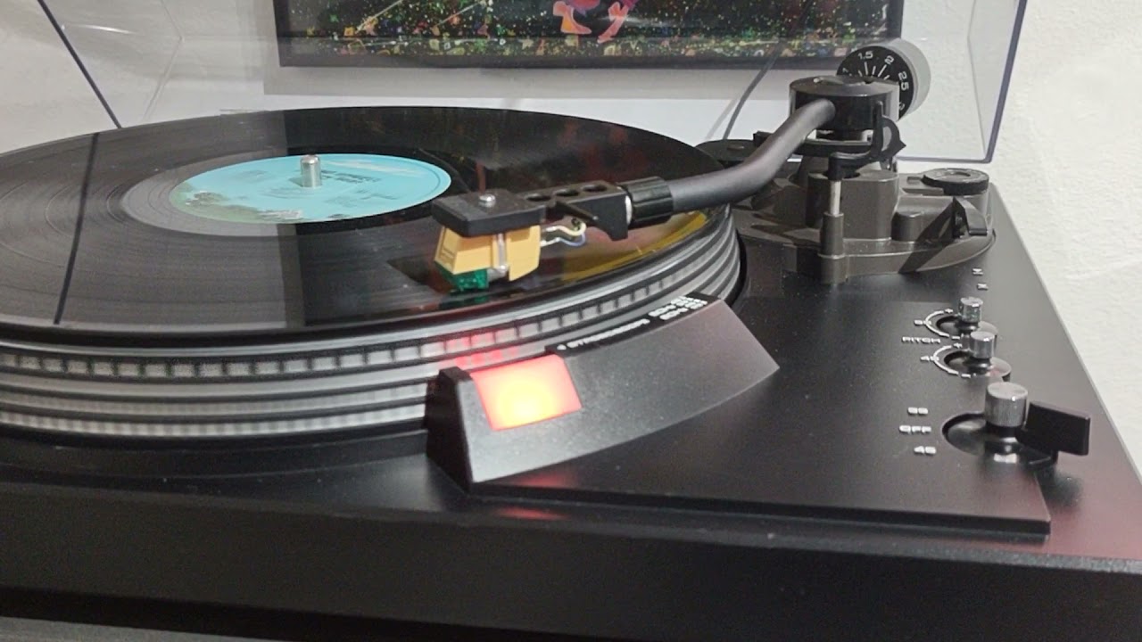 Un tocadiscos TECHNICS SL-2000.