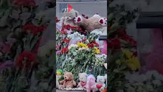 ⭕️ Люди продолжают нести цветы на мемориал в память о погибших в теракте в «Крокус Сити Холле»