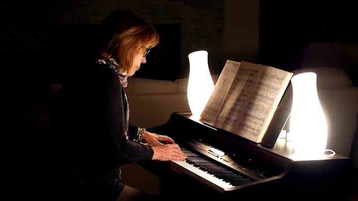 Beth Tracy performs Beethoven's Moonlight Sonata -...