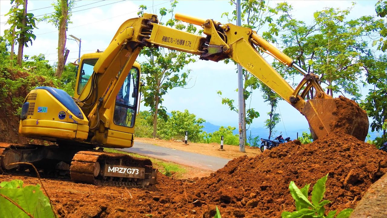 Mini Excavator Komatsu PC75UU Cutting The Dirt