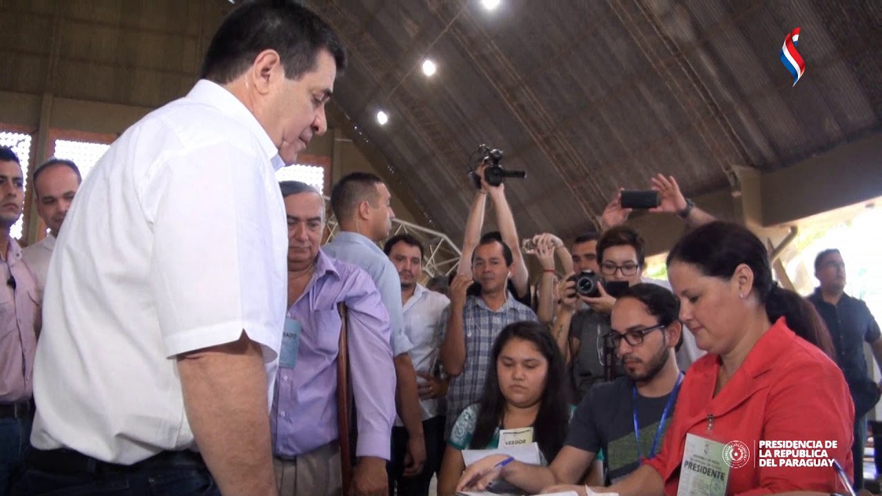 Presidente Cartes depositó su voto en el colegio Goethe - YouTube