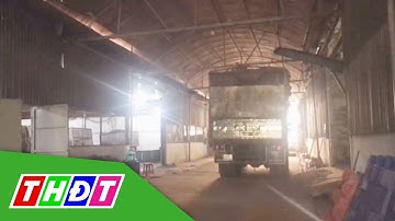 Rơi từ nóc xe tải trong lúc bốc vác, 1 công nhân tử vong | THDT