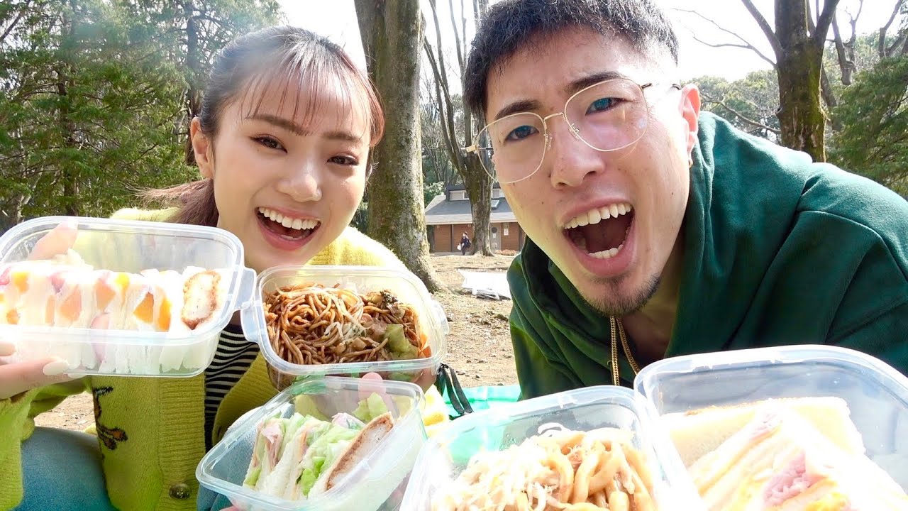 兄妹でピクニックする日曜日のお昼