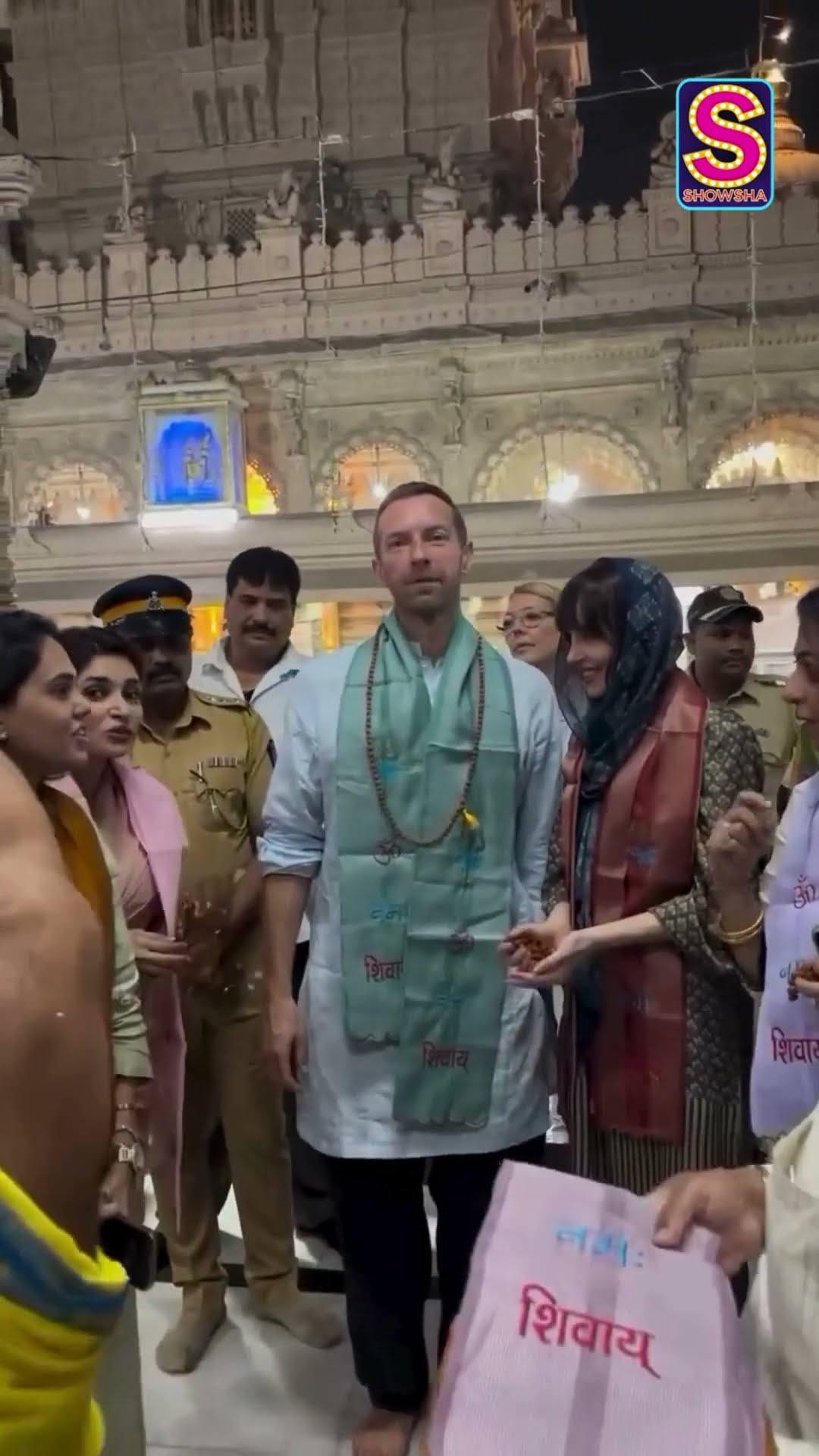 Chris Martin Has A Cute Interaction With Fans While Visiting Babulnath Temple | #shorts N18S
