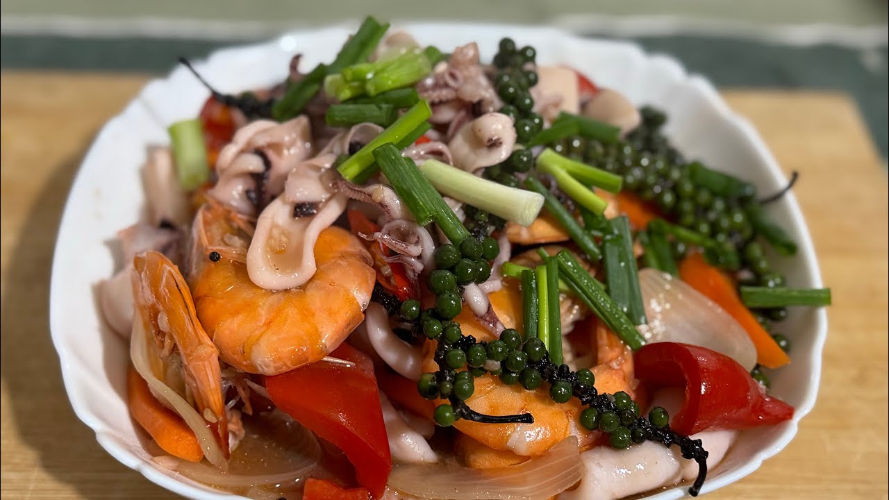 ឆាបង្គា​មឹកម្រេចខ្ចី😋 Stir‑fried Shrimp & Squid with Fresh Green Peppercorns