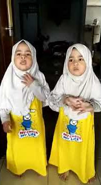 Anak kembar pake hijab lucu