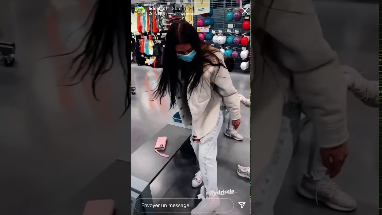 Ydrissia fait du roller dans un magasin