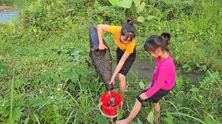Set A Fish Trap And Stream Fish Harvest With A Bamboo Basket,Enjoy Dinner With Your Daughter.