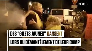 Alors que les policiers démantèlent leur campement, ces 