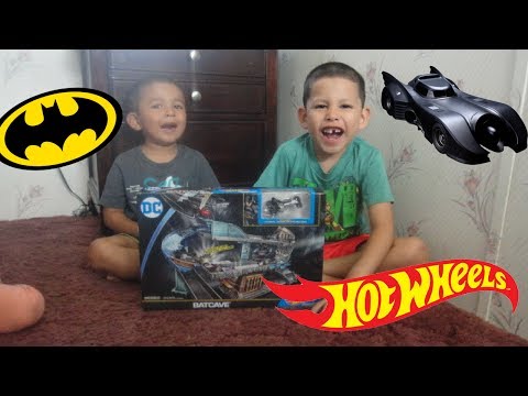 hot-wheels-character-cars-dc-bat-cave-|-hot-wheels-dc-toy-review