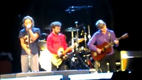 Not Given Lightly (Chris Knox) - Eddie Vedder, Neil _ Liam F.flv