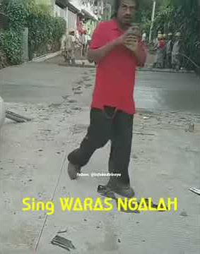 orang gila jalan kaki di coran jalan