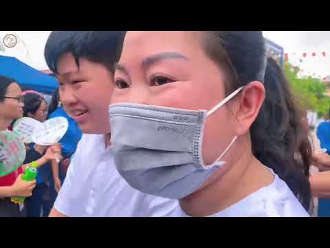 Những khoảnh khắc đáng nhớ của phụ huynh và học sinh sau môn thi đầu tiên trong kỳ thi tuyển sinh vào 10 năm học 2025 - 2026