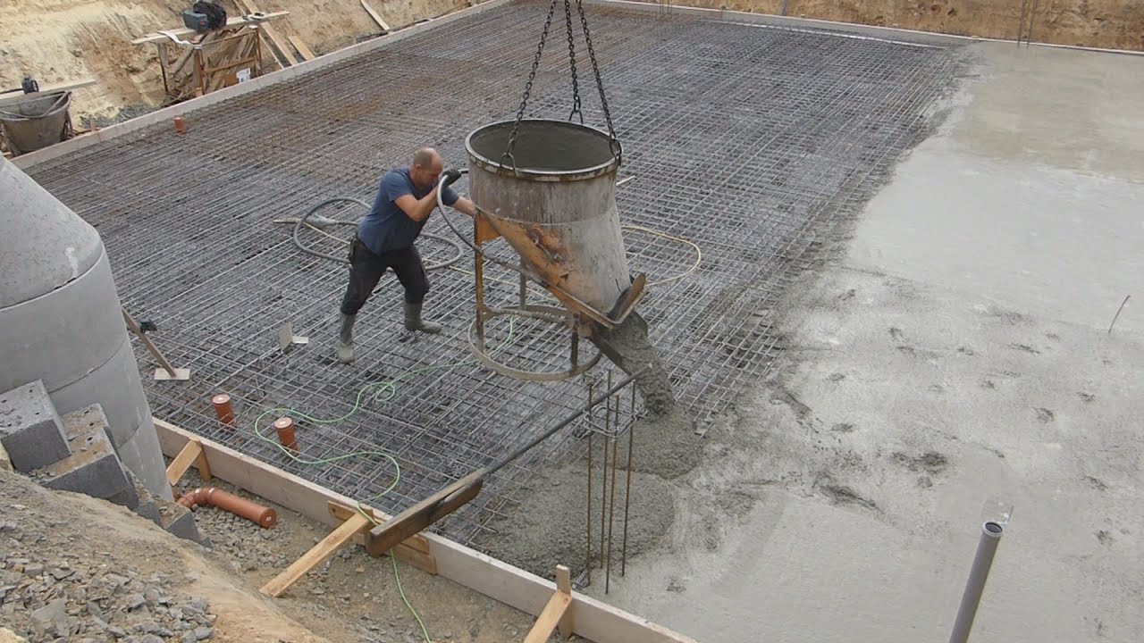 Doppelhaus als Stadtvilla Bad Nauheim 02 Betonieren der Bodenplatte  Schneller geht es nicht